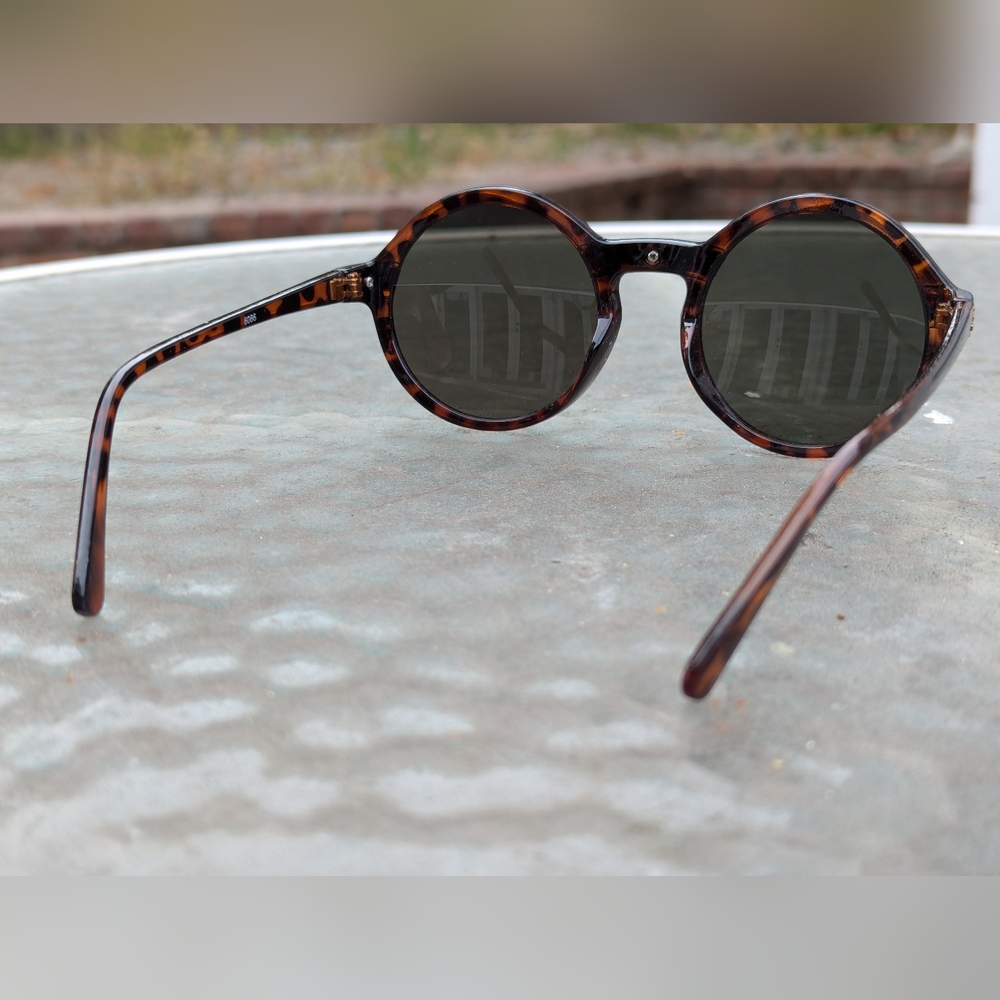 Tortoise Shell Pinup Sunglasses - Picture 4 of 4